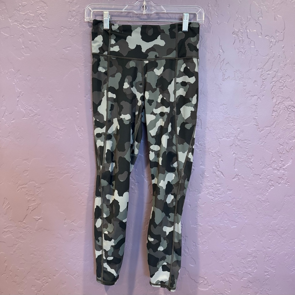 Athleta Ultimate Stash Pocket Camo 7/8 Tight - S